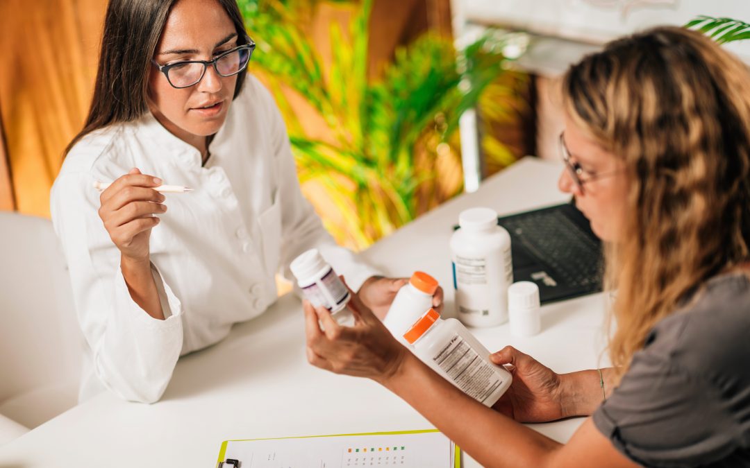 Pharmacien conseillant un client sur des remèdes naturels