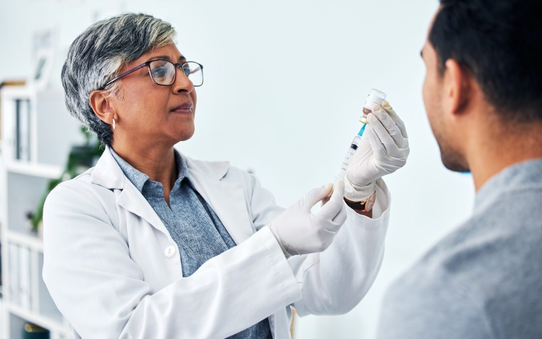 pharmacien vaccinant un patient en pharmacie